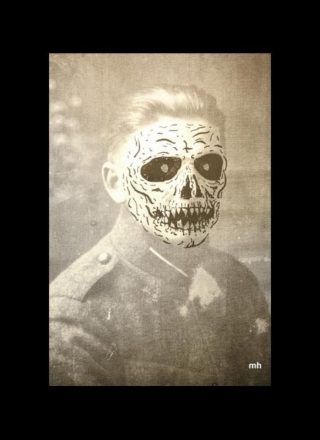Viens izstādītajiem K.Brektes "mākslas darbiem". Par pamatni izmantota kāda Latvijas armijas karavīra fotogrāfija no 20.gs. 20.-30. gadiem. Modra Helda foto. Avots: liepajniekiem.lv.