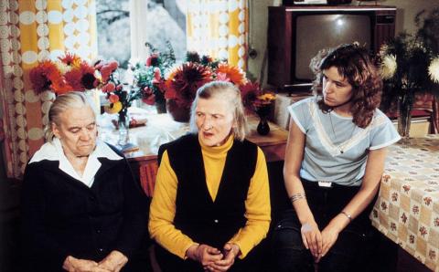 No kreisās: Vecpiebalgas teicējas Otīlija Rātmindere un Marta Sīviņa, folkloriste Baiba Krogzeme. Foto: Andris Eglītis, 1988. LFK n003028