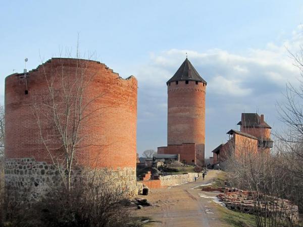 Turaidas pils. Celta 1214. gadā kā Rīgas bīskapa (vēlāk arhibīskapa) pils nodedzinātās līvu valdnieka Kaupo koka pils vietā. 2017.gada marts.