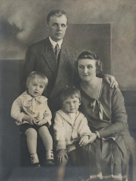 Dūņu ģimene. Jānis un Emma Dūņi ar dēliem Romānu (pa labi) un Jāni (pa kreisi) 1930.gada 20.janvārī