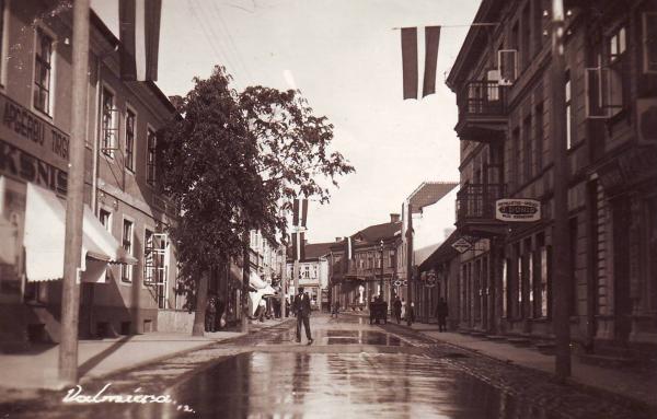 Uz Rīgas ielas Nr. 21. Pa labi - Jāņa Dūņa grāmatu veikals. Foto 1930 tie gadi. Drīz vien tā vietā būs jaunais Dūņu nams.