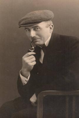 Iepozējot. Fotogrāfs M. Gaide Valmierā, 1924.g.