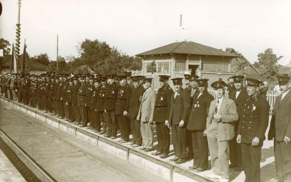 Pirms vilciena pienākšanas. Valmieras Brīvprātīgo Ugunsdzēsēju biedrības biedri svinīgajā Goda sardzē dzelzceļa stacijā 1929. gada 29. jūnijā. Fotogrāfs J. Oše