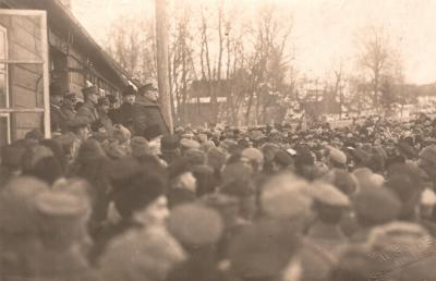 Vēsturisks brīdis. Ministru prezidents K. Ulmanis uzrunā valmieriešus pie pilsētas valdes nama, 1920.g. 9. janvārī.