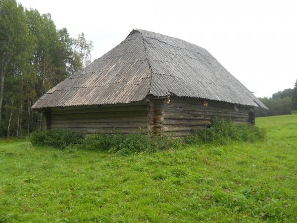 Viens no Mazķencu siena šķūnīšiem. G.Skutāna fotogrāfija, 2016.gada 9.septembrī. Viens no Mazķencu siena šķūnīšiem. G.Skutāna fotogrāfija, 2016.gada 9.septembrī.