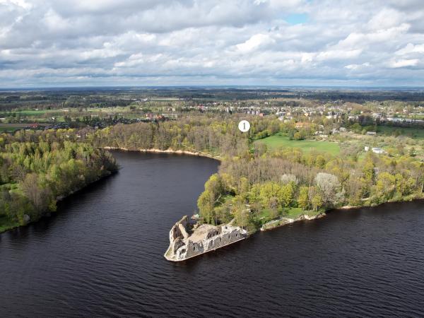 Koknese. Ar ciparu "1" atzīmēta Kokneses muižas pils atrašanās vieta. Foto: Valters Grīviņš, 2022.