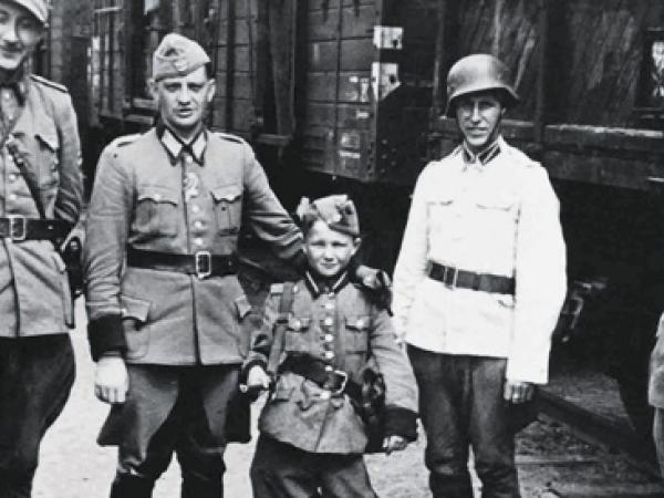 Uldis Kurzemnieks leģionāru vidū. 1943.g.