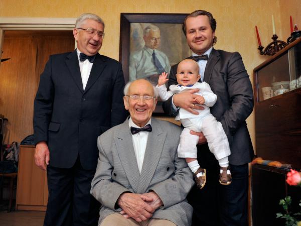 Ozolu dzimtas vīri Austra Ozola 91.dzimšanas dienā, 18.06.2014. Centrā jubilārs, aizmugurē uz sienas viņa tēva Eduarda Ozola portrets, pa kreisi dēls Jānis Ozols, pa labi mazdēls Māris Ozols un mazmazdēls Rihards Ozols Ozolu dzimtas vīri Austra Ozola 91.dzimšanas dienā, 18.06.2014. Centrā jubilārs, aizmugurē uz sienas viņa tēva Eduarda Ozola portrets, pa kreisi dēls Jānis Ozols, pa labi mazdēls Māris Ozols un mazmazdēls Rihards Ozols