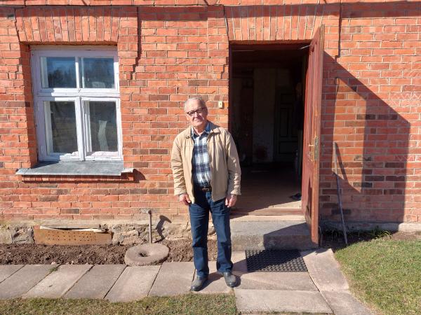 Ivars Mincis pie savas mājas "Mieriņiem" Dikļos. 2022.g. 12.aprīlis. V.Grīviņa foto.