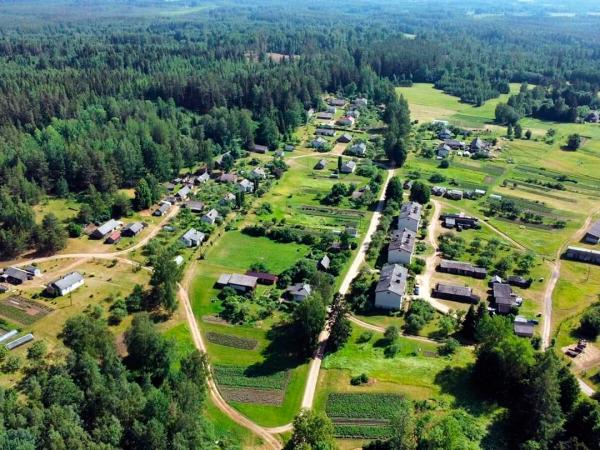 1. attēls. Letes mūsdienās. Ilzes Kļaviņas kolekcija. 1. attēls. Letes mūsdienās. Ilzes Kļaviņas kolekcija.