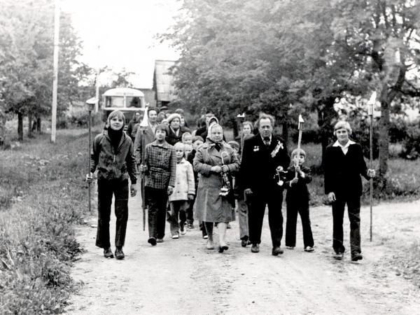 1. attēls. Viļa Samsona viesošanās Letēs. Gājiens uz V. Ezernieka piemiņas vietu. Privātkolekcija. 1. attēls. Viļa Samsona viesošanās Letēs. Gājiens uz V. Ezernieka piemiņas vietu. Privātkolekcija.
