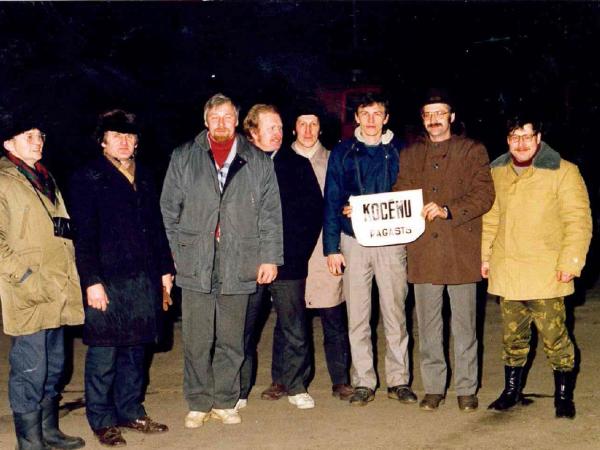 Kocēnieši pie ministru padomes. 1991.g. 13.janvāris. No labās puses: Dainis Ābelītis, Jānis Grava, Jānis Olmanis, Aivars Vīksna, Juris Miķelsons, Tālavs Megnis, Uldis Rolmanis un cēsinieks Jānis Beikmanis. Kocēnieši pie ministru padomes. 1991.g. 13.janvāris. No labās puses: Dainis Ābelītis, Jānis Grava, Jānis Olmanis, Aivars Vīksna, Juris Miķelsons, Tālavs Megnis, Uldis Rolmanis un cēsinieks Jānis Beikmanis.