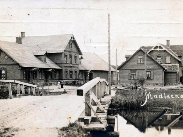 Vārnas krogs (aiz tilta pa kr.) Madlienā. 1910.g. Attēls un datējums no Ilgoņa Šteinberga publicētās attēlu galerijas draugiem.lv. Avots: https://www.draugiem.lv/user/259156/
