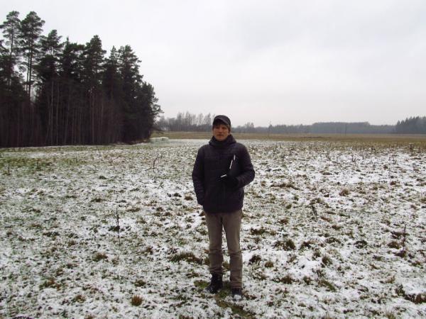 G.Skutāns, apsekojot Ozola salu pie Rāvām. 2015.g. 27.novembris. V.Grīviņa foto. G.Skutāns, apsekojot Ozola salu pie Rāvām. 2015.g. 27.novembris. V.Grīviņa foto.
