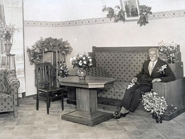 Rainis savā istabā Durbes muzeja atklāšanas dienā 1929. gada 28. jūlijā. Foto: autors nezināms. TMNM 22969