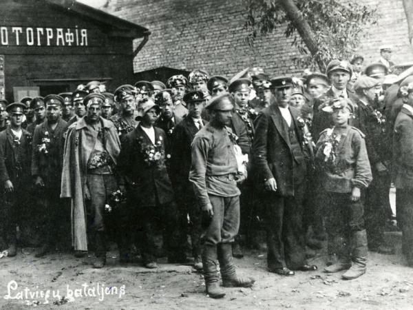 Brīvprātīgie latviešu strēlnieki vienā no pulcēšanās vietām Rīgā. Kara muzeja publicitātes attēls.