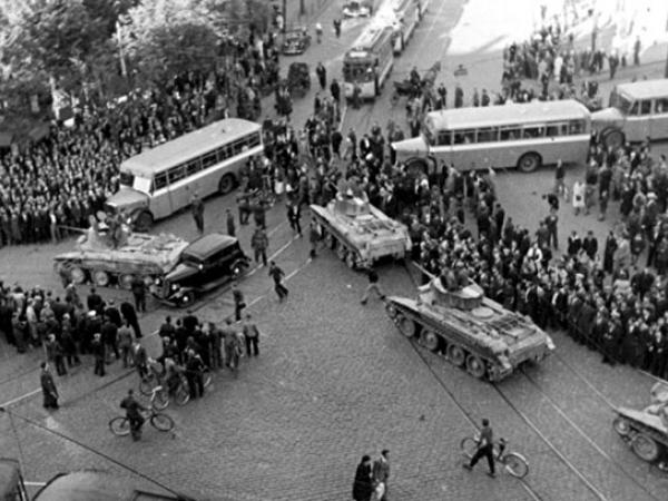 Krievu tanki un ziņkārīgo pūlis Stacijas laukumā Rīgā 1940.g. 17.jūnijā.