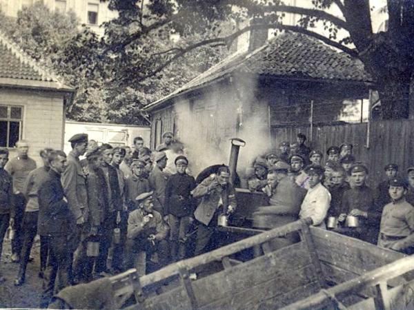 Cēsu pulka Skolnieku rotas un igauņu karavīri pie lauka virtuves Cēsīs. 1919.g. jūnijs.