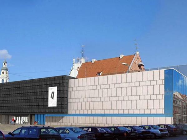 Latvijas Okupācijas muzejs ar projektēto „Nākotnes namu“. Latvijas Okupācijas muzeja publicitātes foto.