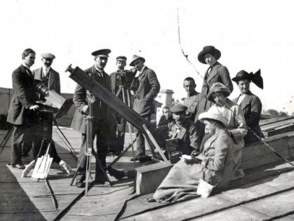 Latviešu fotogrāfijas pamatlicējs Mārtiņš Buclers (attēlā – sēž centrā) 1914.g. organizēja zinātnisku saules aptumsuma fotografēšanu. Viņa komandā bija divpadsmit cilvēku, kuri iekārtojušies uz Rīgas IV savstarpējās kredītbiedrības nama jumta.