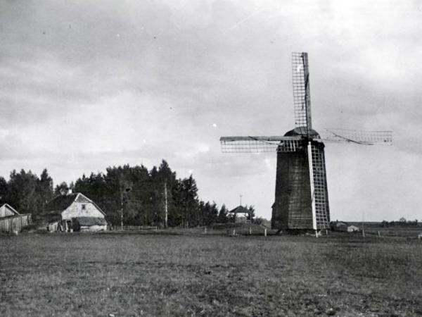 Vējdzirnavas Doles salā. 20.gs. sākums. Avots: zudusilatvija.lv.
