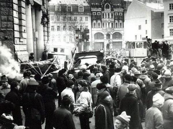1991.gada janvāra barikādes Rīgā. / Foto: Jānis Tančers, no Valmieras muzeja krājuma.
