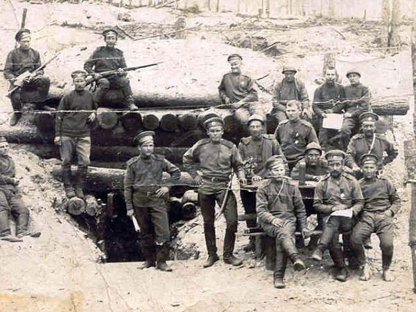 Latviešu strēlnieki Ložmetējkalnā. Attēls no Historia.lv arhīva.