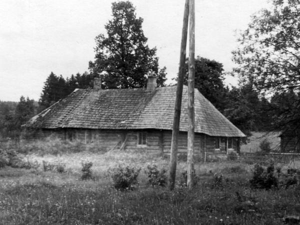 Jaunpiebalgas pagasta "Strazdu" mājas aptuveni 1930. gados, kur dzimis mākslinieks Jēkabs Strazdiņš. Mākslinieks dzimis 1905. gada 13. martā, miris 1958. gada 21 martā. Māja atradusies Jaunpiebalgas pagastā, ceļa Jaunpiebalga – Tirznieki – Vētras labajā pusē, Tirzas upes kreisajā krastā. Šobrīd ēka nav saglabājusies. Foto no Jaunpiebalgas novadpētniecības muzeja krājuma. Avots: zudusilatvija.lv.