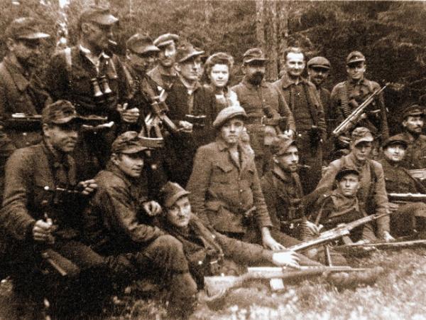Kurzemes nacionālo partizānu Kabiles grupa 1946. gada septembra sākumā. Arvīds Blūzmanis pirmajā rindā 3. no kreisās. Attēls no Okupācijas muzeja krājuma.