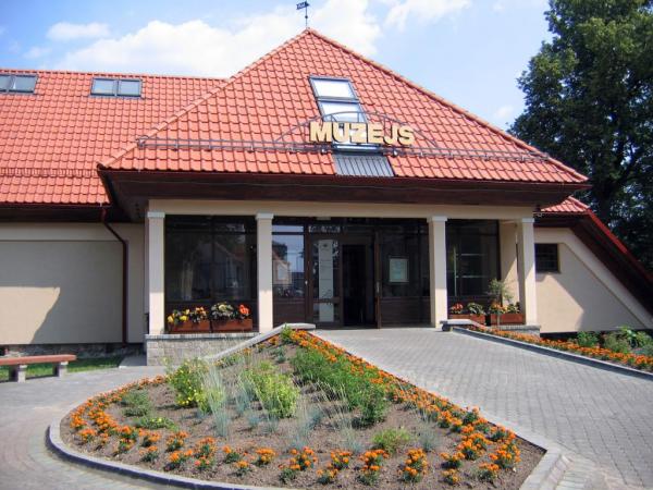 Valmieras muzeja izstāžu zāle. 2006.g. maijs. Valtera Grīviņa foto.