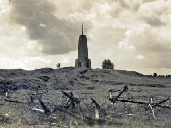 Par godu Nāves salas aizstāvjiem 1924. gada 27. jūlijā Latvijas Republikas Valsts prezidents Jānis Čakste atklāja pieminekli, kas bija Latvijā pirmais 1. Pasaules kara un Brīvības cīņu atcerei veltīts piemineklis. Attēls: zudusilatvija.lv.