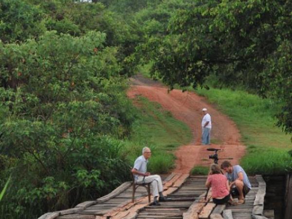 Filmas tapšana – intervija ar Jāni Dzeni uz tilta pār Zivjupei (Rio de Peixe), 2011. gadā. FOTO Publicitātes foto.