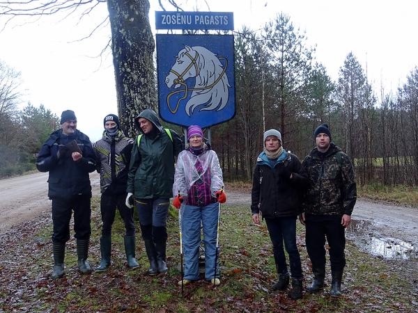 Pārgājiena dalībnieki vienā no iepriekšējiem posmiem.