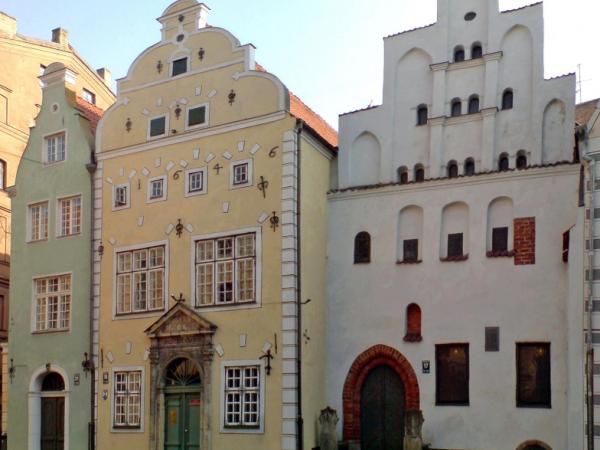 "Trīs brāļi" - Rīgas viduslaiku nami Pils ielā, kur mājvietu radusi VKPAI. Attēls: citariga.lv.