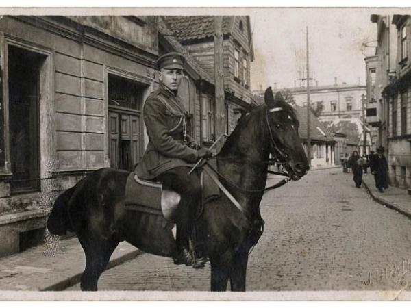 Latvijas armijas virsleitnants Fricis Ķivelītis Helēnas (tag. - Pasta) ielā, Liepājā, 1919. gads. Foto no Kara muzeja krājuma.