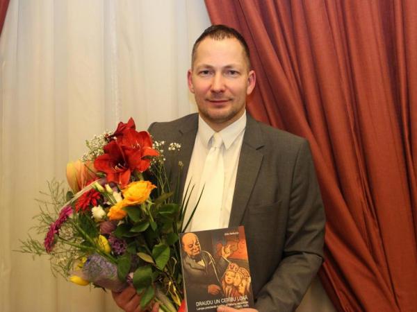 Uldis Neiburgs ar savu jauno grāmatu. OM publicitātes foto.