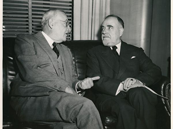 A. Spekkes akreditācija. ASV valsts sekretārs Dž. Dalless (J. F. Dulles) sarunājas ar A. Spekki (pa labi). Vašingtona, 24.05.1954. LVVA, 293.f., 1.apr., 5190.l., 2.lp.