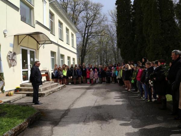 Z.A. Meierovica piemiņas plāksnes atklāšana pie Kabiles pamatskolas, 2017.g. 10.maijs. Piedalās skolas audzēkņi, skolotāji un viesi. E.Skabja foto.