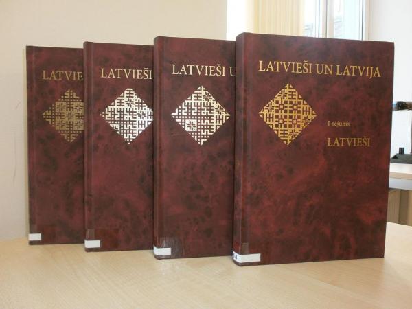 Rakstu krājuma "Latvieši un Latvija" 1.izdevums (2013.g.). Attēls: wikipedia.org