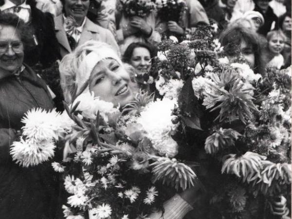 Attēlā: Tautas manifestācija “Par tiesisku valsti Latvijā”. Vidū - Ieva Akurātere. Mežaparks, 7.10.1988. Foto: Laimonis Martinsons. LNVM krājums.