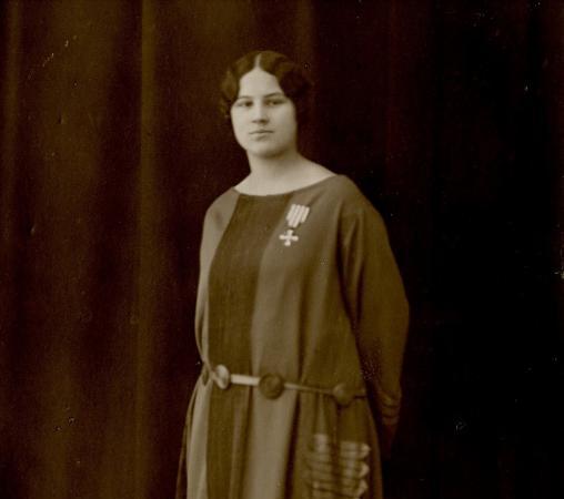 Valijas Veščunas-Jansones portrets, pie krūtīm - Lāčplēša Kara ordenis. 20. gadsimta 20. gadi. LNVM krājums.