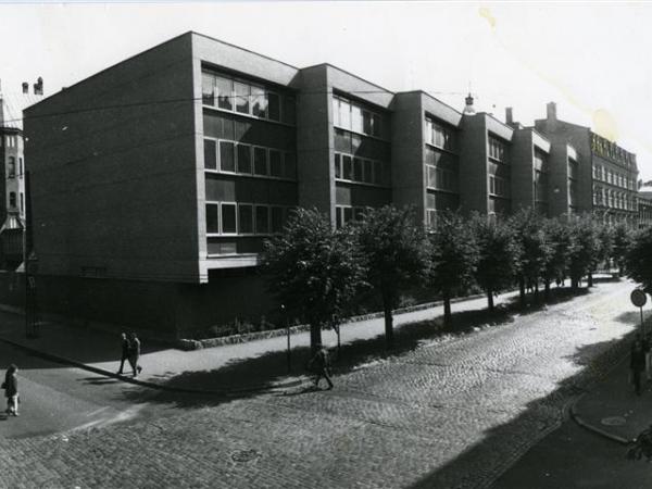 Edgars Šēnbergs. Rīgas 7. vidusskolas (tag. Natālijas Draudziņas vidusskola) piebūve. 1981. AM publicitātes foto.