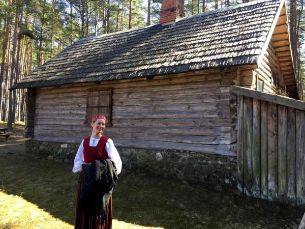 Vēsturniece Eva Liepiņa pie Vidzemes podnieka darbnīcas-cepļa “Čipati”.
