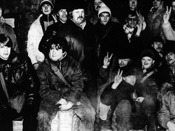 Litenes zēni barikādēs Rīgā 1991.g. Gunāra Janaiša foto.
