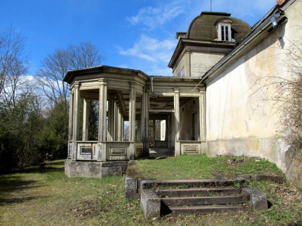 Burtnieku muižas klēts veranda.