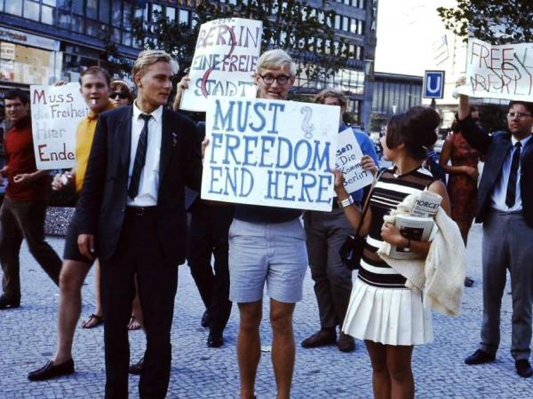 Baltiešu jaunieši protestē pret kongresa aizliegšanu Rietumberlīnē. Publicitātes foto.