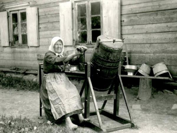 Sviesta kulšana Rēzeknes apriņķa Vidsmuižas pagasta Krištobu sādžā. 1926. gada 6. jūlijs. LNVM krājums.