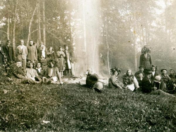 Jāņu svinēšana Jaunburtnieku pagasta "Stendēs". 1930. gadi.