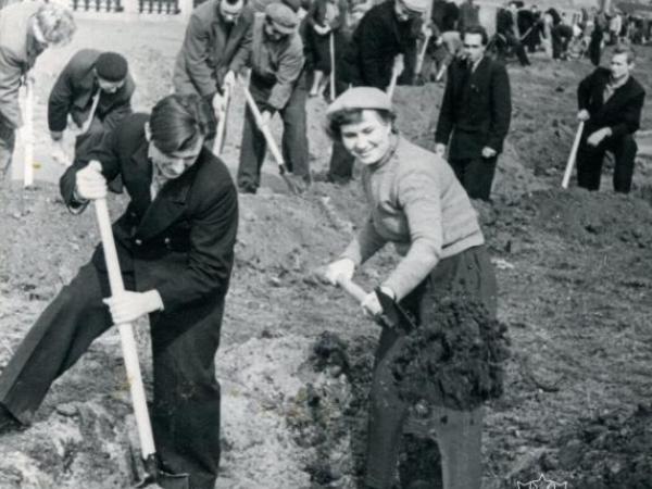 Sestdienas talka Komjaunatnes krastmalas (tagad 11. novembra krastmala) labiekārtošanā. Priekšplānā Anatolijs Padafets ar dzīvesbiedri Valentīnu. 1960. gads. Autors L. Pantuss Latvijas Nacionālā arhīva Latvijas Valsts kinofotofonodokumentu arhīvs, 1. f., 10881N
