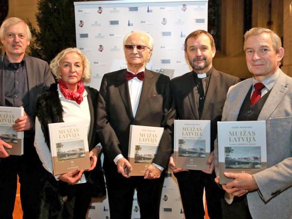 No kreisās: Juris Dambis, Inta Bērente-Strenga, darba autors Vitolds Mašnovskis, arhibīskaps Jānis Vanags, Ojārs Spārītis. FOTO Publicitātes foto.